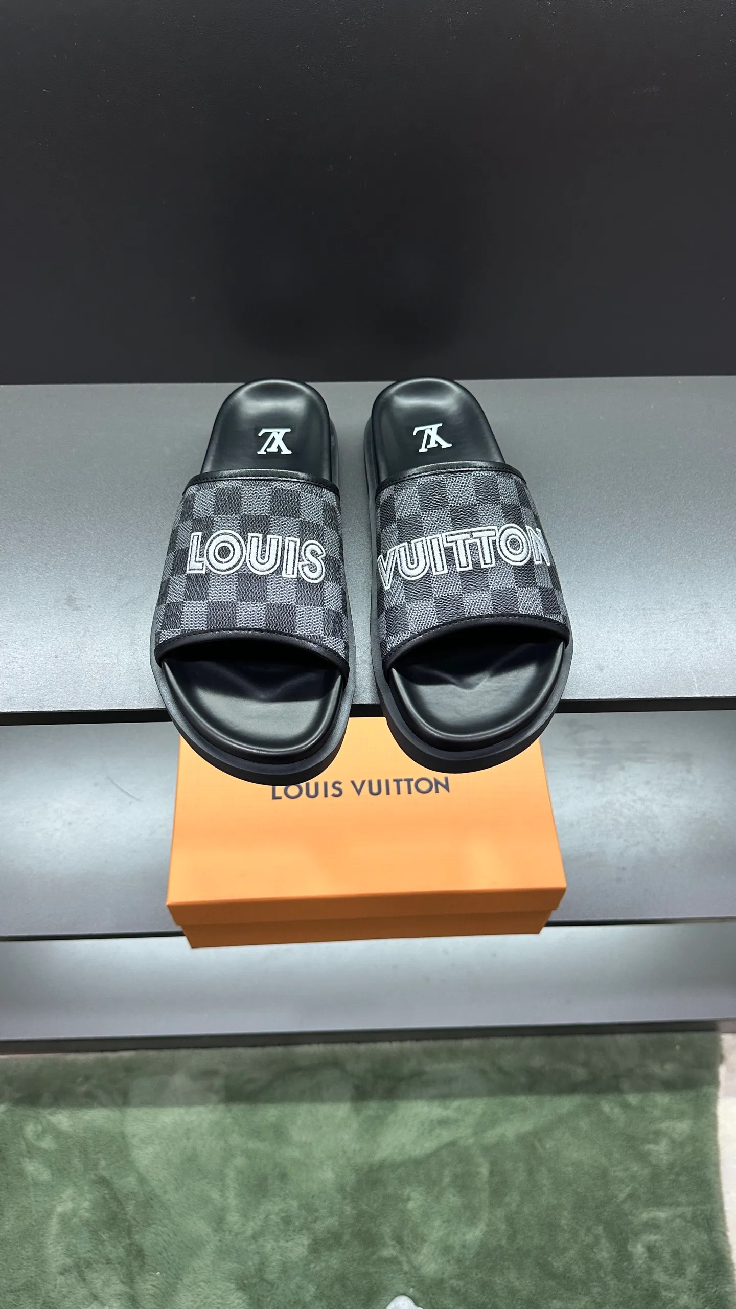 [L Home] P: 300💰Size: 38-45 Top purchasing lv men's summer slippers, classic presbyopia with soft real leather lining, unique color splicing effect, distinctive personality, fashionable and trendy essential style, light and comfortable. Lightweight and tough rubber insole, micro ridged foam outsole, super comfortable!